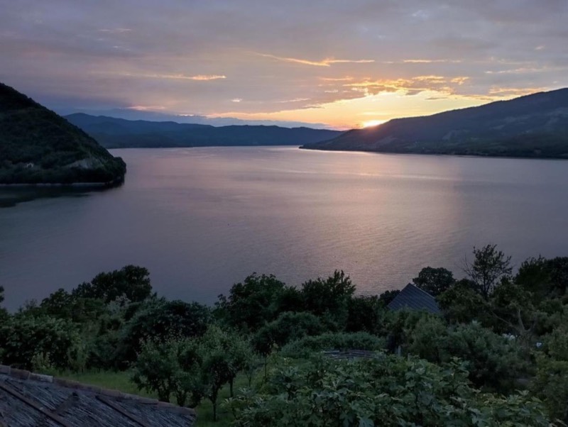 Zalazak sunca nad Dunavom, pogled iz bašte Vile Hedona, levo i desno pošumljena brda